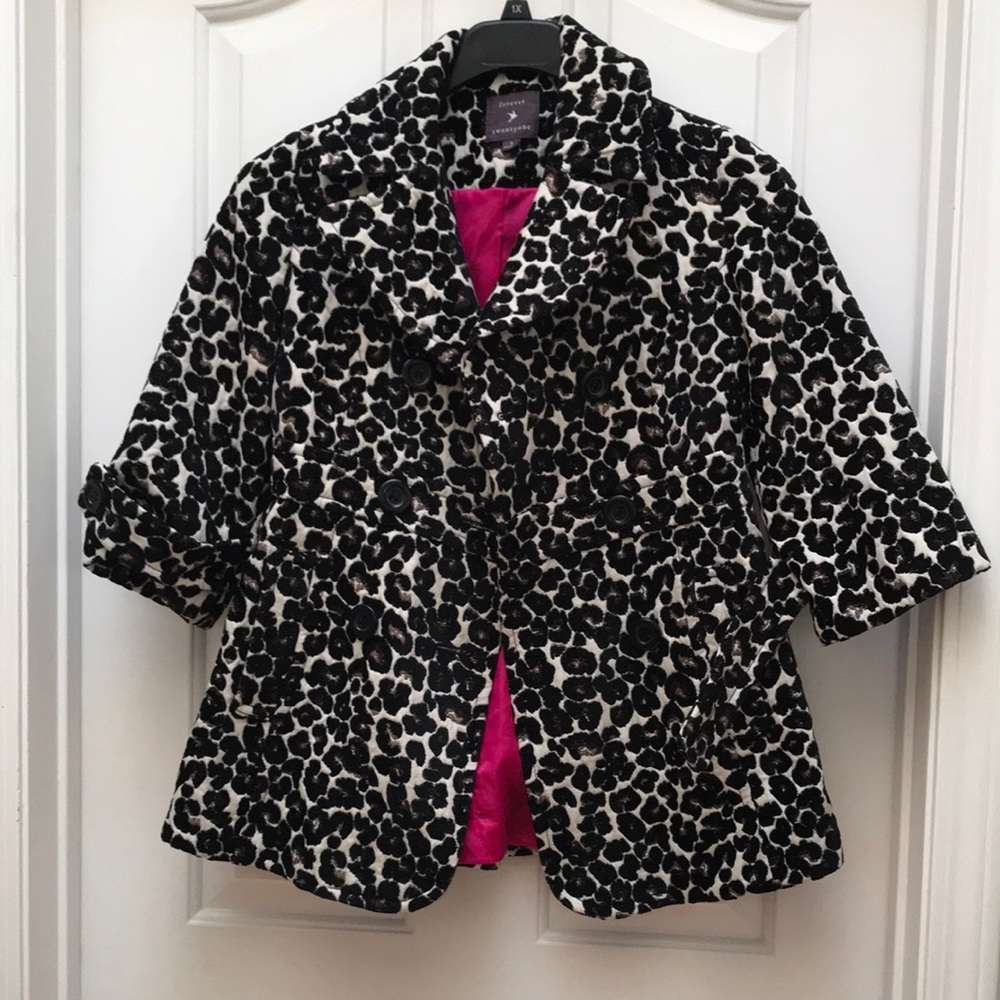 Stylish Forever 21 Leopard Print Women's Coat with satiny hot pink interior! 🐆 💕